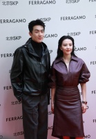 高圆圆皮裙背头气场全开 林更新黑色皮衣酷帅有型