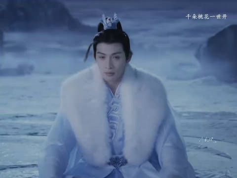 谢雪臣回到过去,想着只要暮悬铃不再是暗域圣女,便可以好好活着…