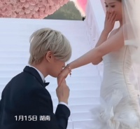 鹿哈向女友求婚成功 曾靠模仿鹿晗7个月挣3500万