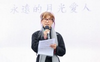 李玟50岁冥诞，87岁母亲痛喊“救救我的女儿”，后被家人搀扶离去
