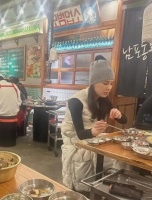 黄圣依在苍蝇小馆吃饭，离婚后气质很出众，年龄满40减20