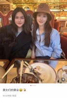 李湘带女儿和章泽天聚会，31岁章泽天跟15岁王诗龄同框，模样很像