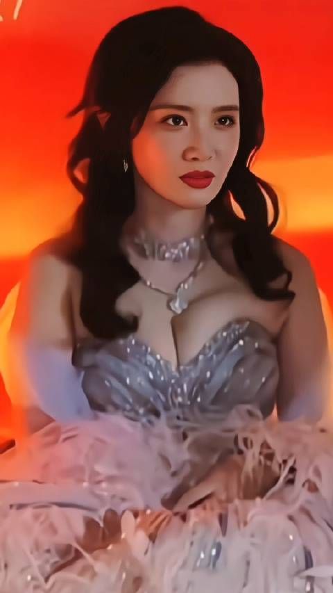 张萌这身材真的是霸气侧漏啊,身穿一袭紫色抹胸裙,好身材尽显