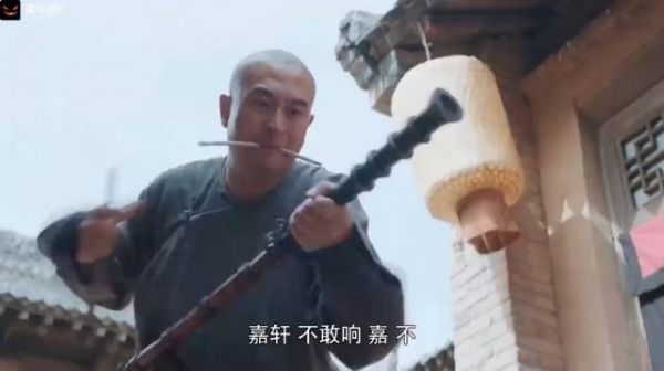 嘉轩被摁倒在地,老爹上去点燃最后一响,农民终于反抗了