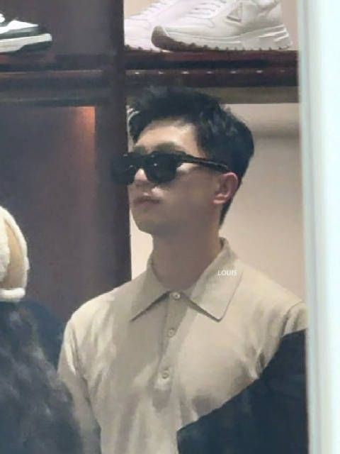 龙队到米兰探店啦,笑起来还是那么帅! PS:小夫妻好甜