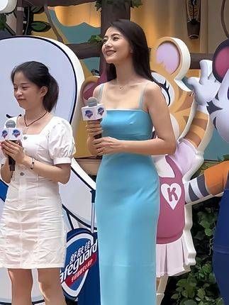 高圆圆亮相活动现场，闪耀全场