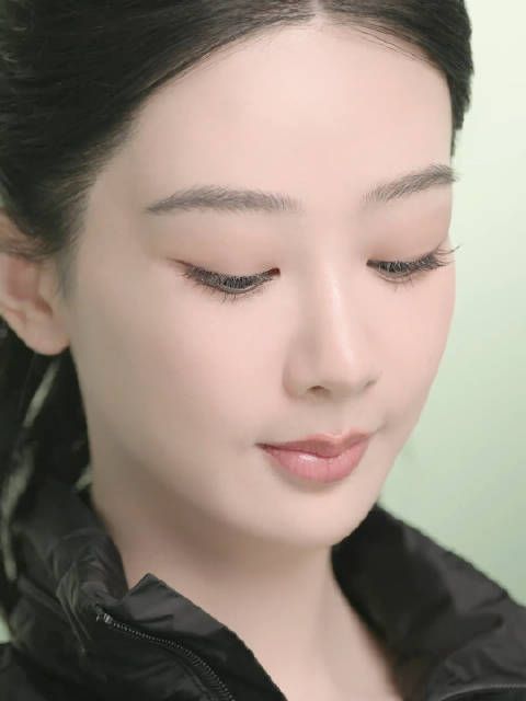 杨紫干净轻盈利落,来看看杨紫的午后搭子!