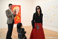 40岁朱珠带3岁女儿逛画展，丈夫罕见同框：一家人气质绝了