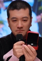 杨子眼含热泪，拿11克拉钻戒向黄圣依直播求婚，网友：戏瘾犯了？