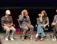 倪妮出席话剧发布会，生图直出依然很美，扛住了死亡灯光和镜头