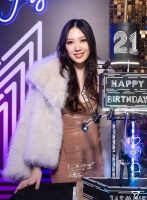 甄子丹女儿晒21岁生日照 穿包臀裙大秀火辣身材