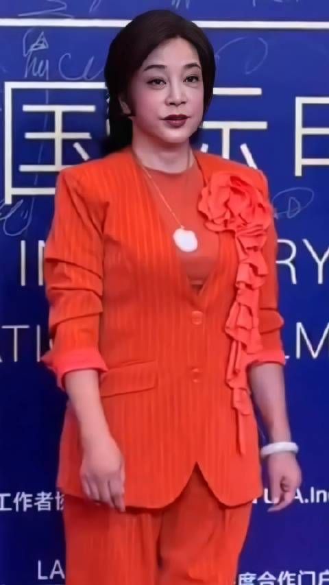这还是我认识的刘晓庆吗?一身红色西装很是大气,精神气十足