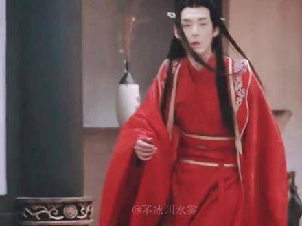 这两位的关系真是心照不宣，红衣搭配真是绝了