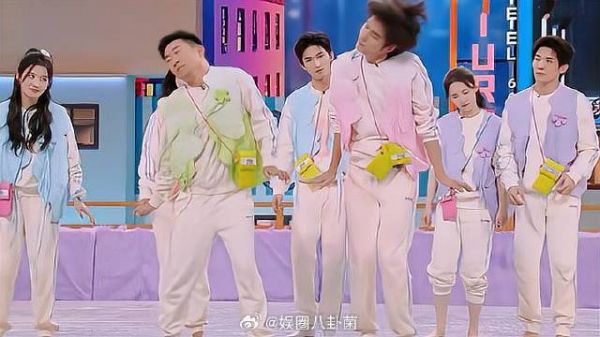 杨迪张颜齐甩头舞蹈 迪哥这幽默舞姿，是想笑死谁！