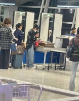 网友偶遇佟丽娅带儿子国外度假 9岁朵朵乖巧又可爱