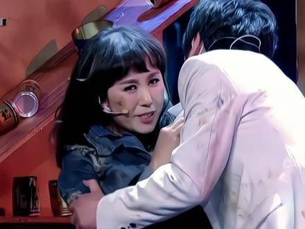 那年她在台下观看我们的演出,我说只是借位,你却在大庭广众之下说真的亲上了