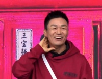 王宝强扫楼跳whiplash 身穿红色卫衣表情十分投入