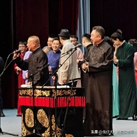 德云社演员返场走秀，被当红演员搞怪抢镜，网友：还是他们懂观众