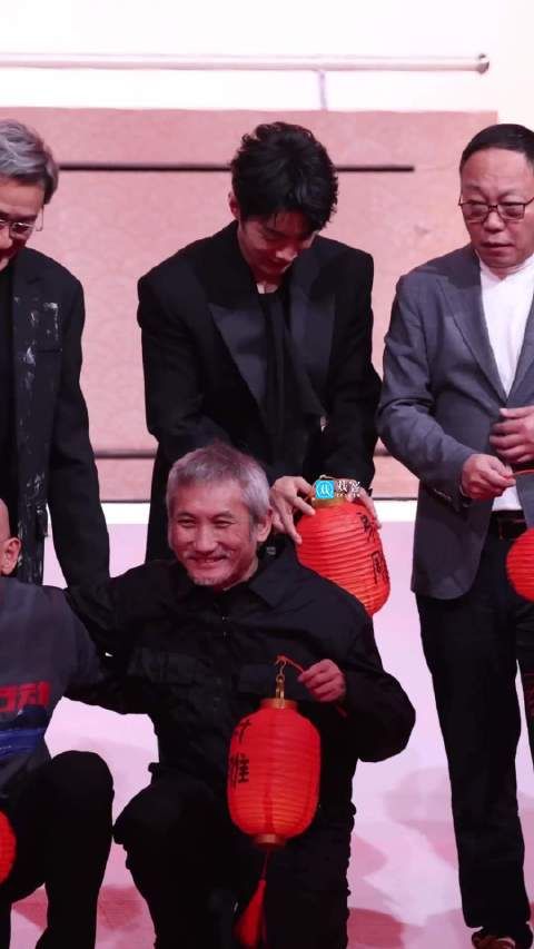 肖战有礼貌照顾梁家辉,大年初一不见不散