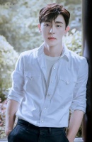 邓伦被封杀3年后试水复出？不露脸杂志，定价80，卖了3万多册