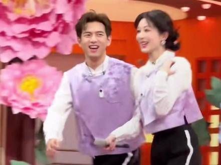 有种“她在闹,他在笑”的感觉,真是太甜了