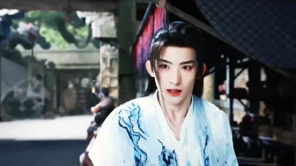 演黑白两道都很自然,不管是清纯倔强小仙草还是霸道黑切黑隐尊都拿捏的很好…