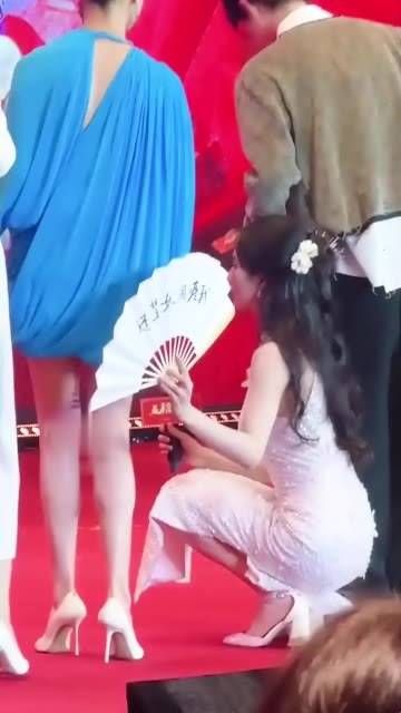 刘些宁用扇子帮倪虹洁遮挡裙子,这一幕真是美好至极!