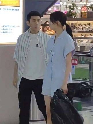 拍戏现场观众有眼福,两位是不是天生一对,你们觉得呢?