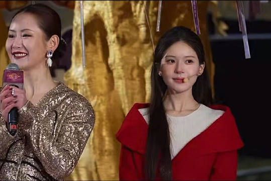 露思回归了！直播跟粉丝飞吻互动，还用成都话说现场再有人哭就给她发红包…