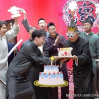 德云社于谦迎来56岁生日，与观众一起度过，徒弟郭麒麟送上蛋糕