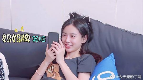 杨颖打电话找黄晓明,不料是小海绵接通电话,下一秒对话萌翻全场