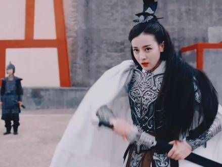深深沉浸在女将军战场上英姿飒爽的画面中,丽姬的表现真是令人赞叹!