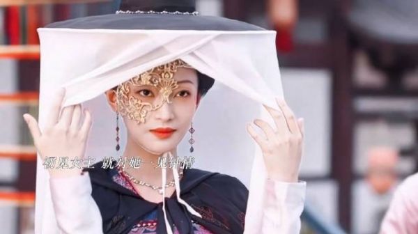 有一种小白兔遇到大灰狼的既视感,占有欲拉满的眼神…