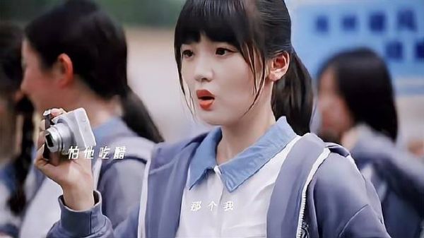 运动会上她在给他加油,他也用奖牌的方式回应她