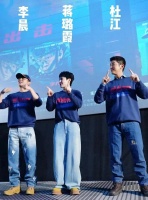 霍思燕出席杜江电影首映礼，疑似在后台训杜江，杜江反应太甜了