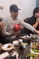 网友晒王千源回老家聚餐视频 手捧一坛白酒豪爽大气