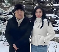 87岁范曾携37岁娇妻亮相慈善晚会：艺术与魅力的别样聚焦