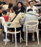 向太一家新加坡被偶遇，郭碧婷厚头发已扎不住，向佐打扮像女佣