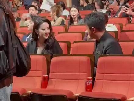 在活动内场同框，刚落座就来了一张甜甜的合影