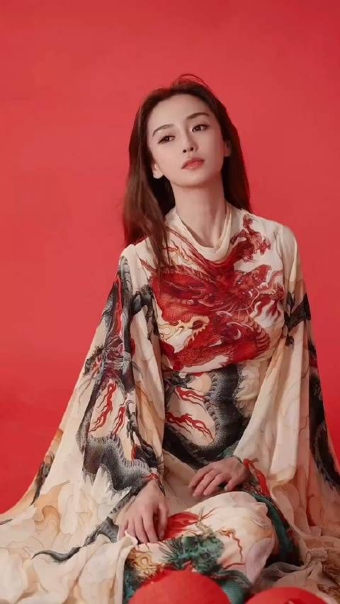 Angelababy除夕晒与小海绵合照,8岁小海绵身高好高,笑起来和妈妈好像
