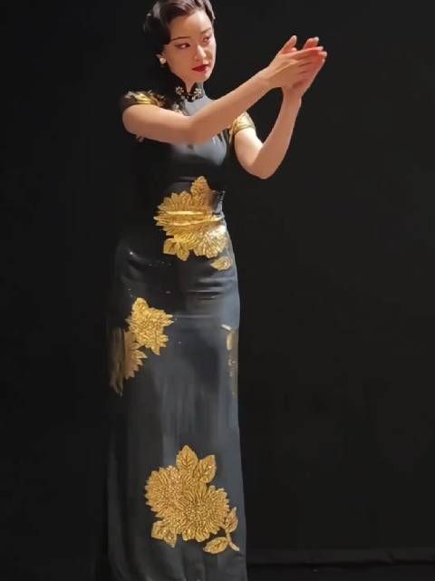 倪妮的身材,简直是为了旗袍而生,妩媚多姿…