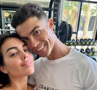 C罗晒照为乔治娜庆生：我的妻子，你的光芒照亮了我们❤️