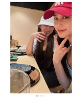 葛夕晒和黄圣依亲密合照：​​​和女明星开心小酌