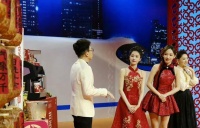 白鹿第一次上春晚，穿红色连衣裙好喜庆，和程潇同框互动太惊喜了