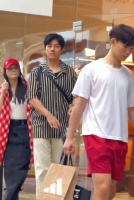 网友马来西亚偶遇陈乔恩Alan 二人素颜逛街置办年货