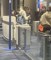 何猷君奚梦瑶一家现身机场 前往澳洲度假过年