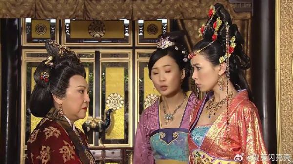 公主被老夫人敲打,银屏想为公主出气,但公主却不计较