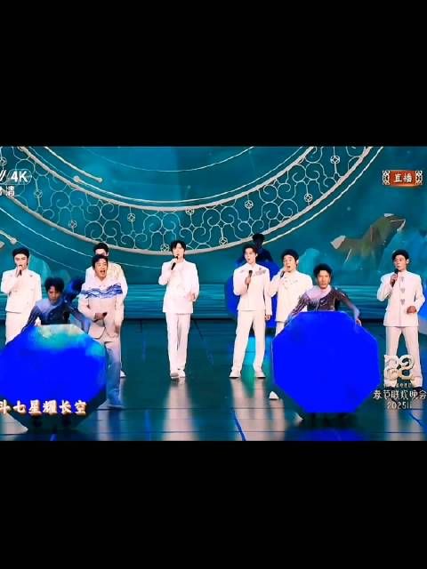 朱亚文领兵站队,春晚舞台上…