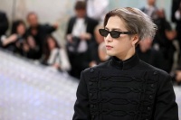 王嘉尔突发胸痛住院，正在接受治疗，粉丝纷纷送祝福！