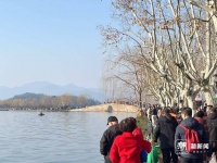 杭州旺蛇，春晚《借伞》带火断桥，大年初一无数游客来此“升级浪漫”